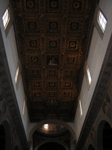 Il soffitto a cassettoni dorato
all’interno della chiesa della
Madonna della Quercia a Viterbo
(13858 bytes)